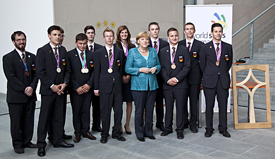 Bundeskanzlerin Merkel empfängt Teilnehmerinnen und Teilnehmer der 42. Berufsweltmeisterschaft