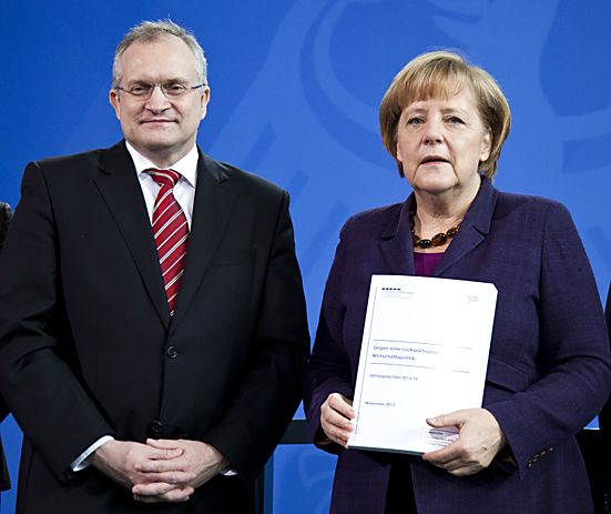 Bundeskanzlerin Merkel erhält Jahresgutachten der fünf Wirtschaftsweisen