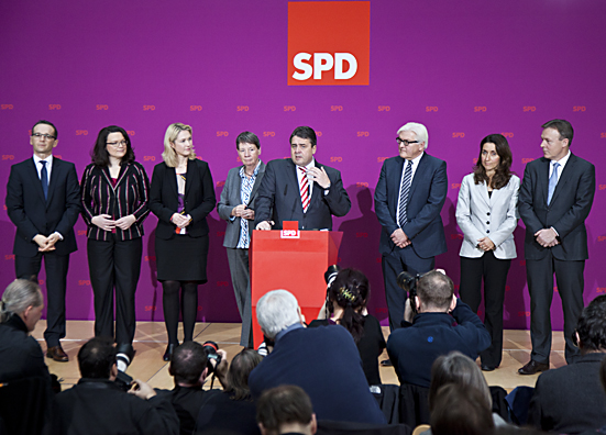 SPD-Chef Sigmar Gabriel stellt seine sechs Ministerinnen und Minister vor
