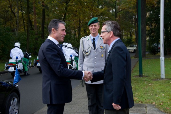 Rasmussen und deMaizière (damals Verteidigungsminister)in Berlin am 27.10.2011. (Foto: Copyright NATO)