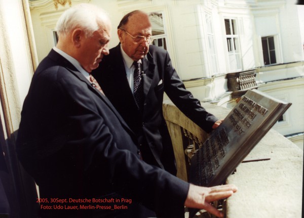 Michail Gorbatschow war bei diesem Foto das ERSTE MAL auf dem Balkon der Prager Botschaft. Für den FDP-Politiker Hans Dietrich Genscher und dem Fotografen Udo Lauer war es der zweite Besuch am 3.10.2005. (Foto/Archiv: Lauer) 