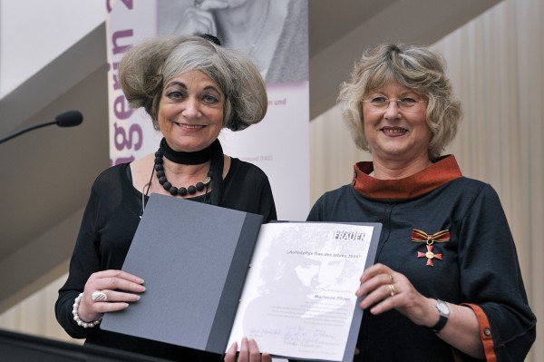 Marianne Pitzen, (links) Chefin des Bonner Frauenmusem mit Prof. Dr. Sigrid Metz-Göckel, der Stifterin des Preises.